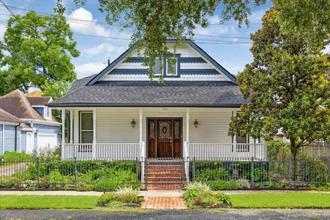 $899,900 | 208 East 12th Street, Houston, TX 77008