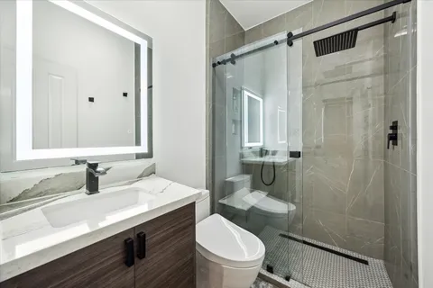 $899,900 | 208 East 12th Street, Houston, TX 77008