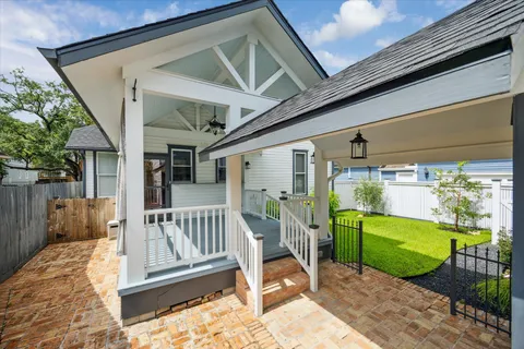 $899,900 | 208 East 12th Street, Houston, TX 77008