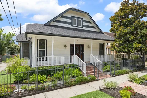 $899,900 | 208 East 12th Street, Houston, TX 77008