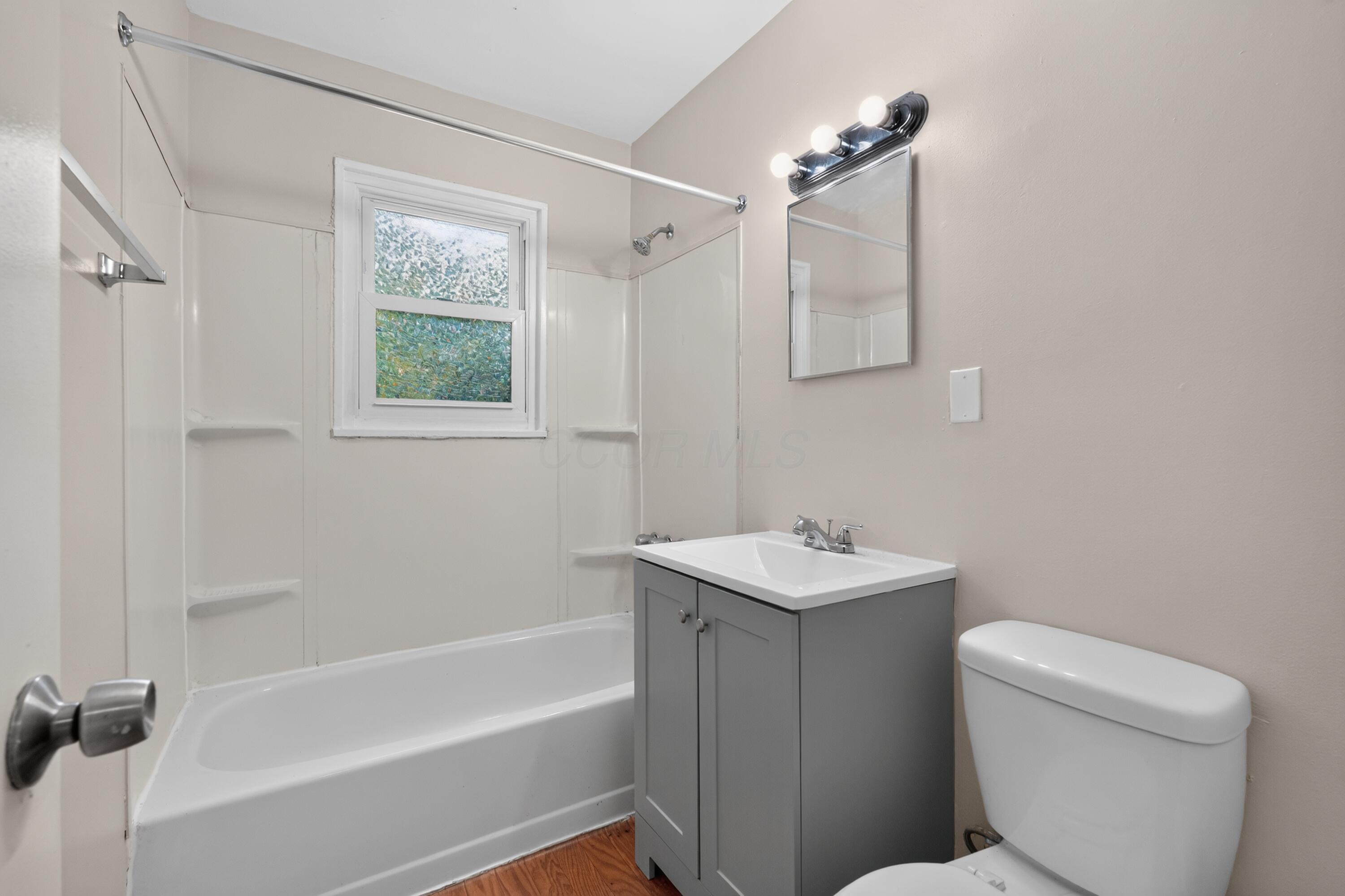 852 South Hampton Road Columbus, OH 43227 - Photo 22 of 31 26_852_S_Hampton_Rd-Bathroom-n-10
