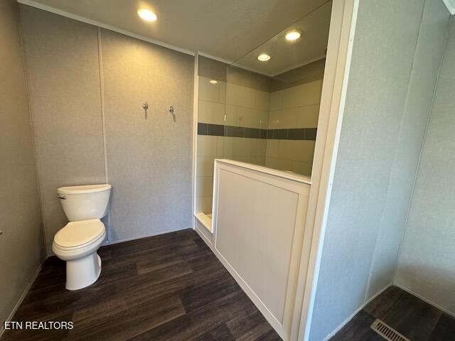 313 Salem Road McMinnville, TN 37110 - Photo 21 of 52 a bathroom with a toilet sink and a mirror