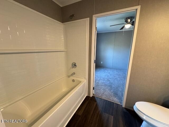313 Salem Road McMinnville, TN 37110 - Photo 34 of 52 a bathroom with a bathtub and a toilet