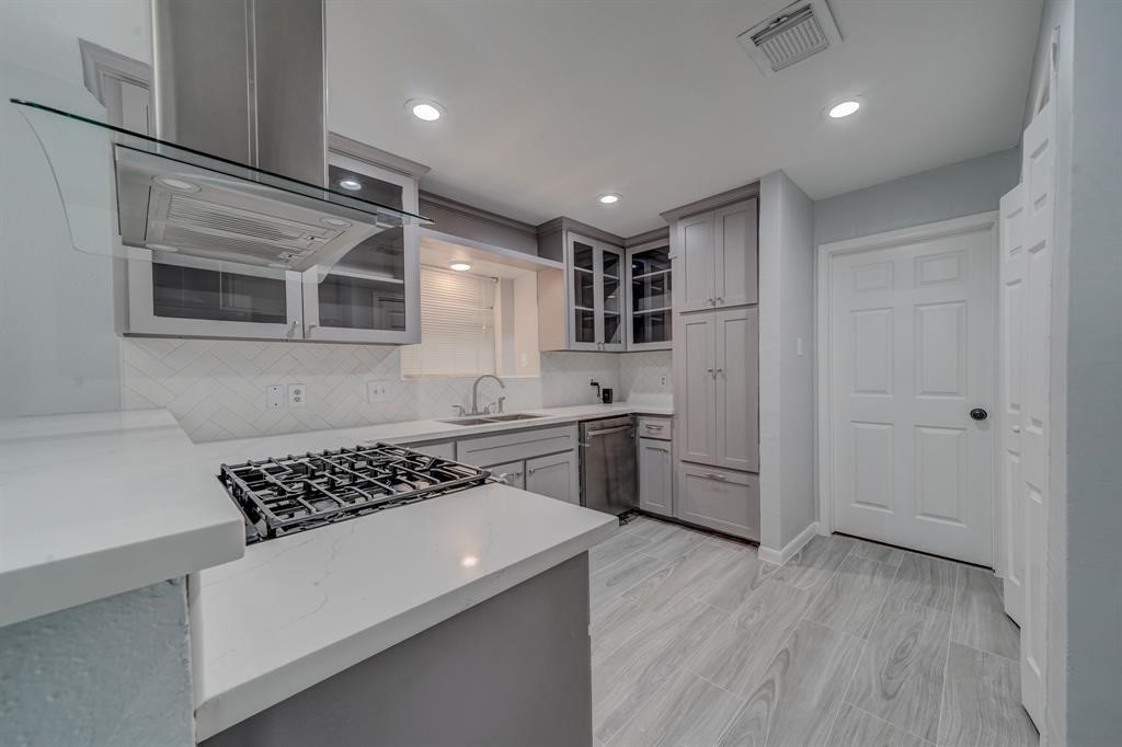 78 Brookflower Road The Woodlands, TX 77380 - Photo 2 of 21
