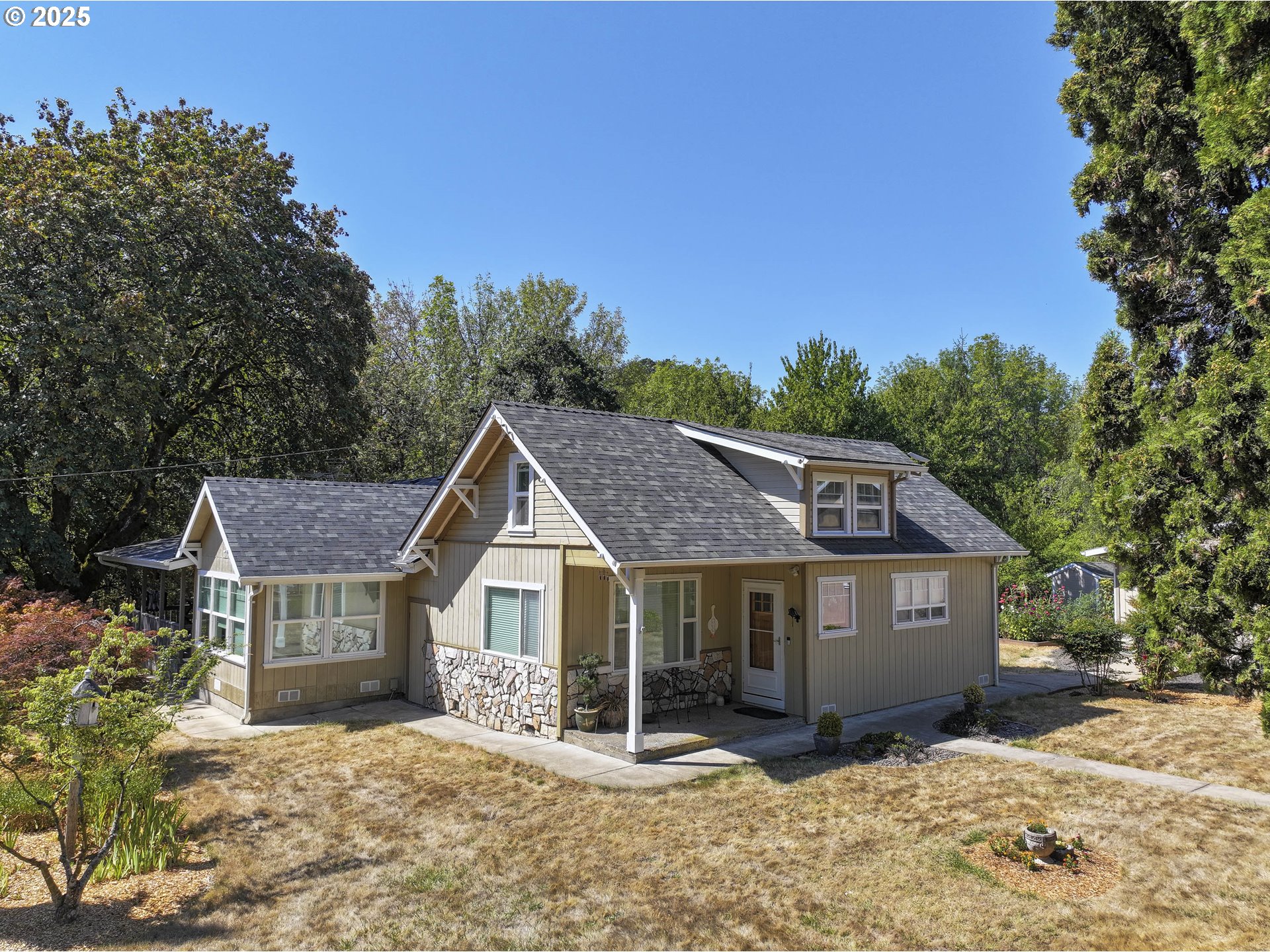 a view of a house with a yard