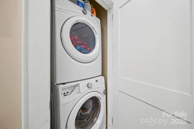 a close up view of a washer and dryer