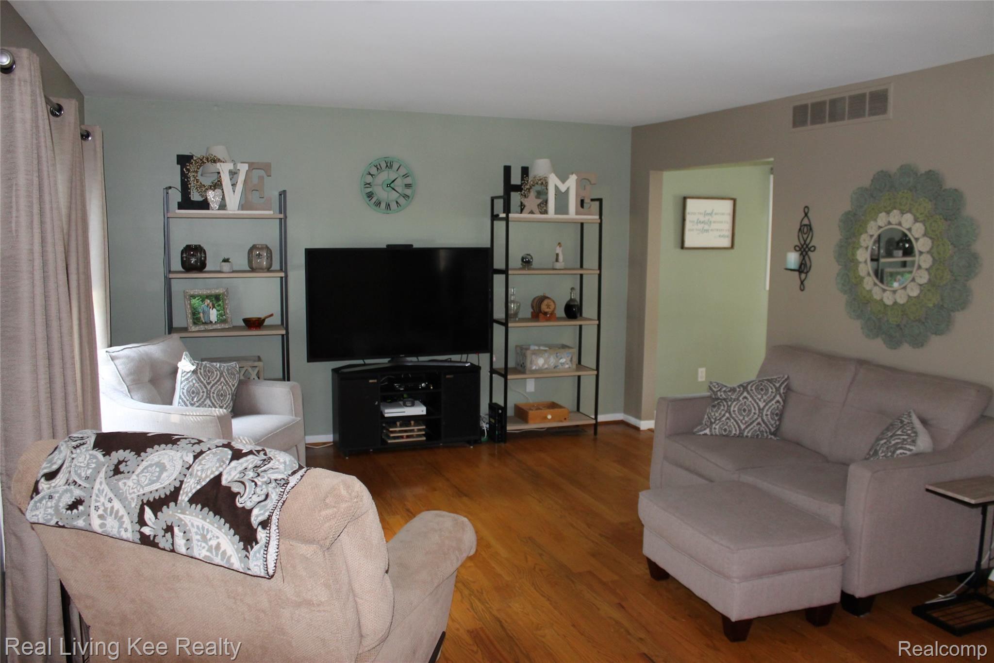 2674 Simpson Drive Rochester, MI 48309 - Photo 5 of 35 IMG_4472.JPG