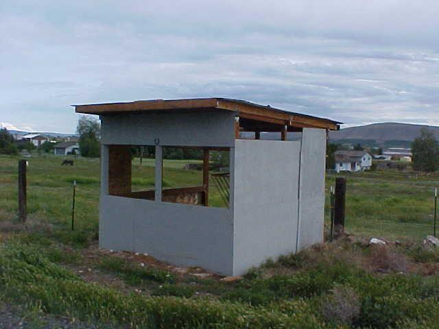 2291 St Hilaire Road Moxee, WA 98936 - Photo 4 of 5 a house with green field in front of it