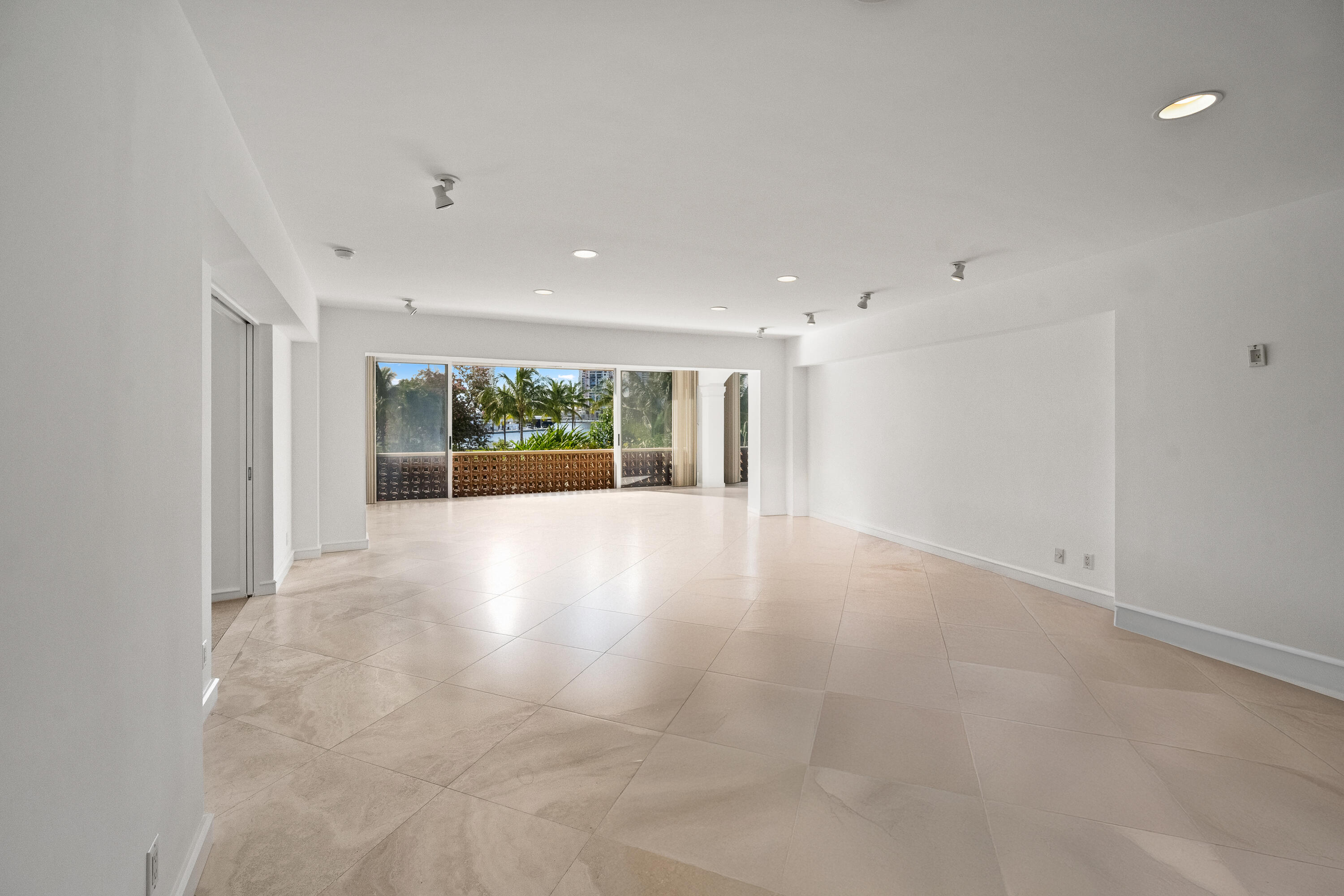 369 South Lake Drive, Unit 2E Palm Beach, FL 33480 - Photo 4 of 25 Dining/Living