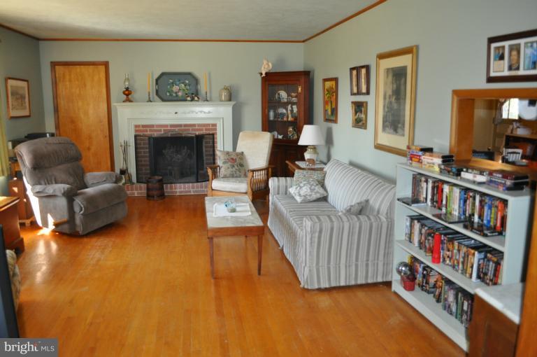 936 Stone Road Westminster, MD 21158 - Photo 16 of 18 Living Room