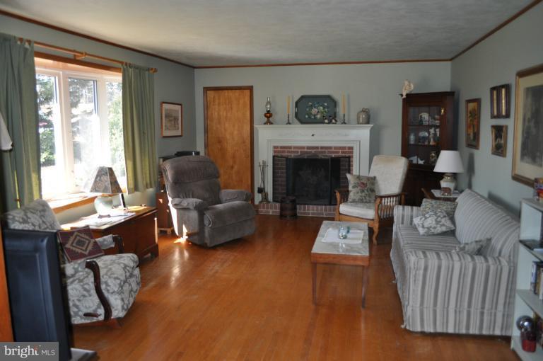 936 Stone Road Westminster, MD 21158 - Photo 8 of 18 Living Room