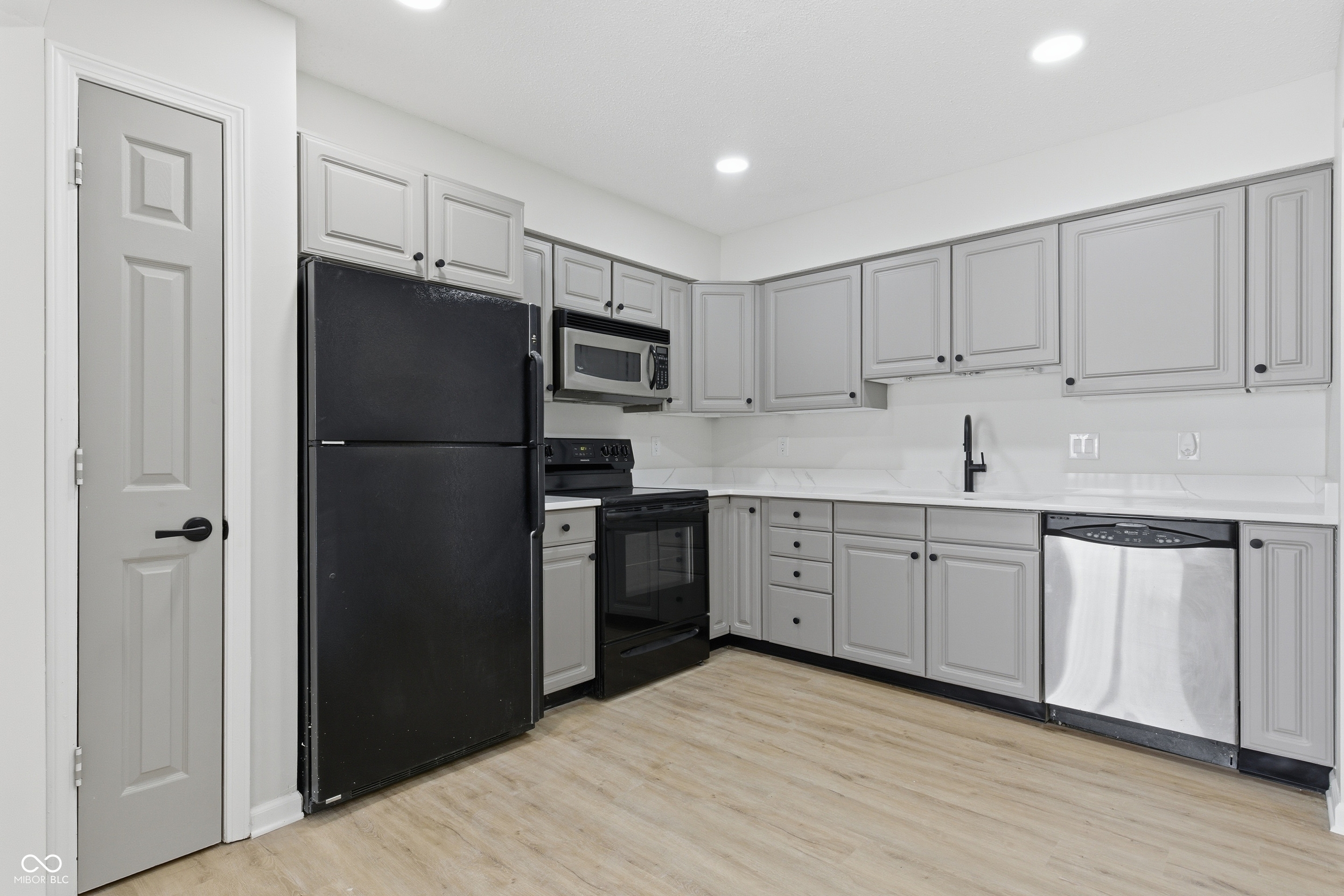 2525 Brewster Road Indianapolis, IN 46268 - Photo 11 of 22