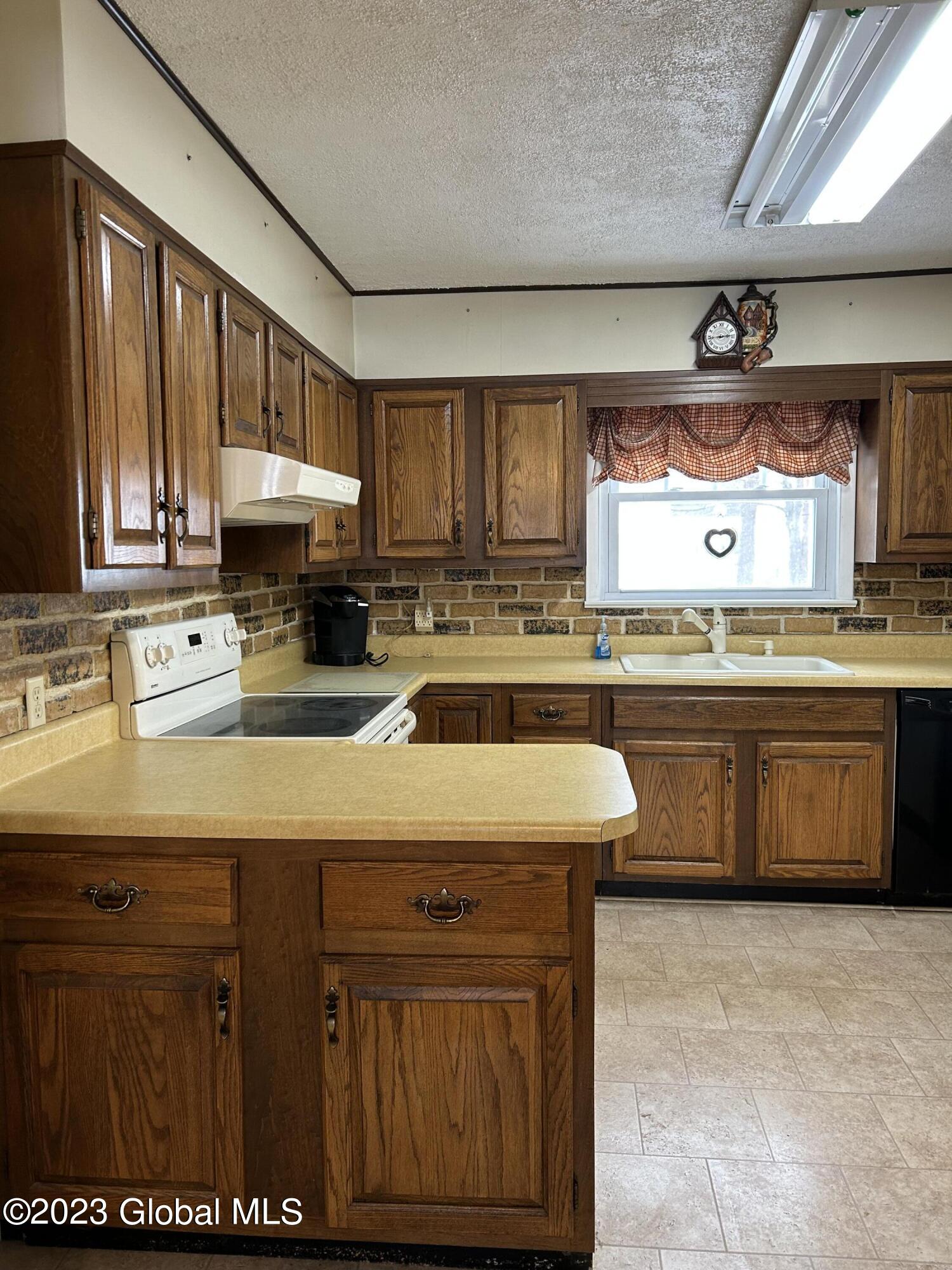 1835 Devendorf Road Rotterdam, NY 12303 - Photo 6 of 33 IMG_3752