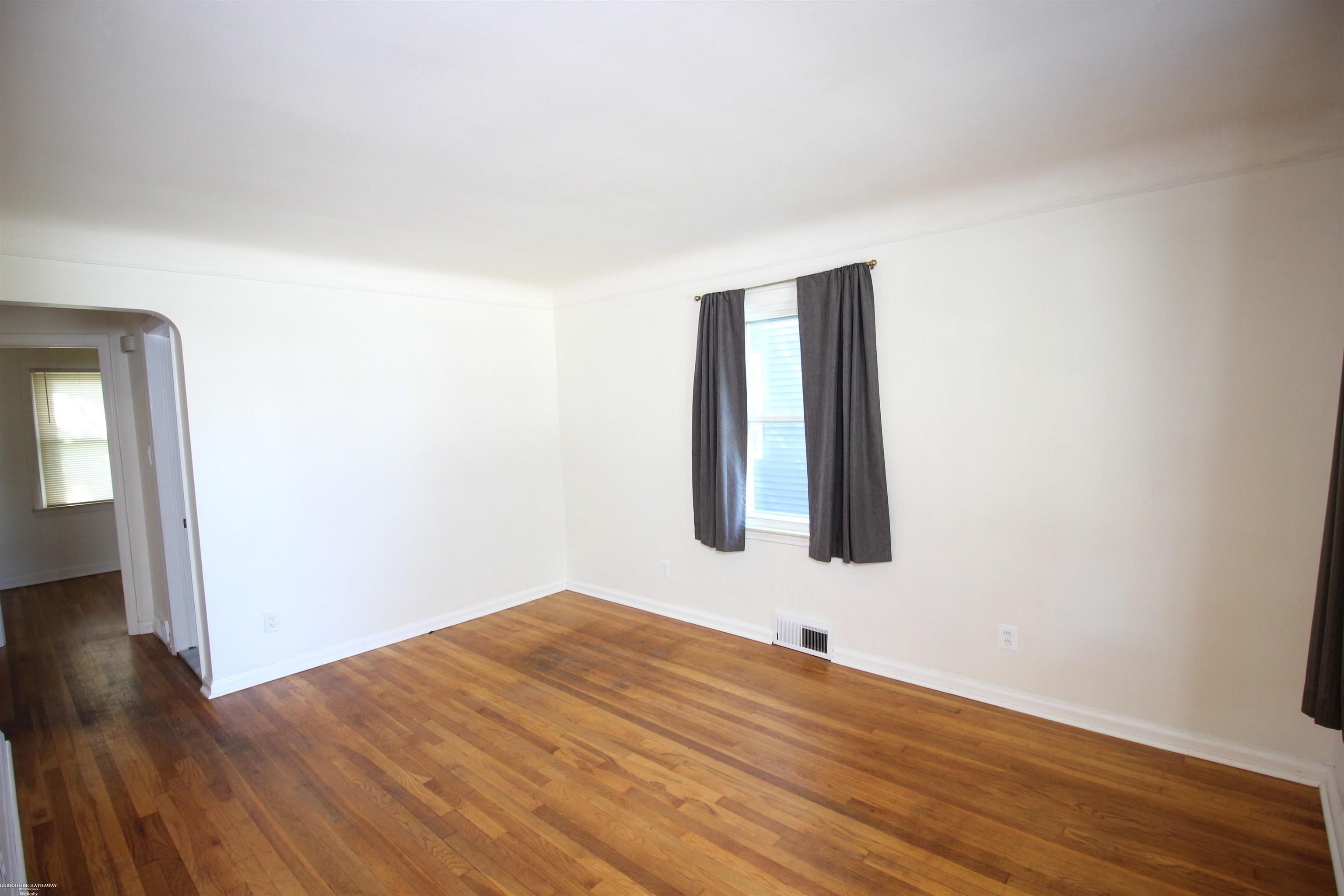 14840 Toepfer Road Eastpointe, MI 48021 - Photo 3 of 19 50155131-0599da83-66ed-45c4-afb3-7812f69c98cc.JPG