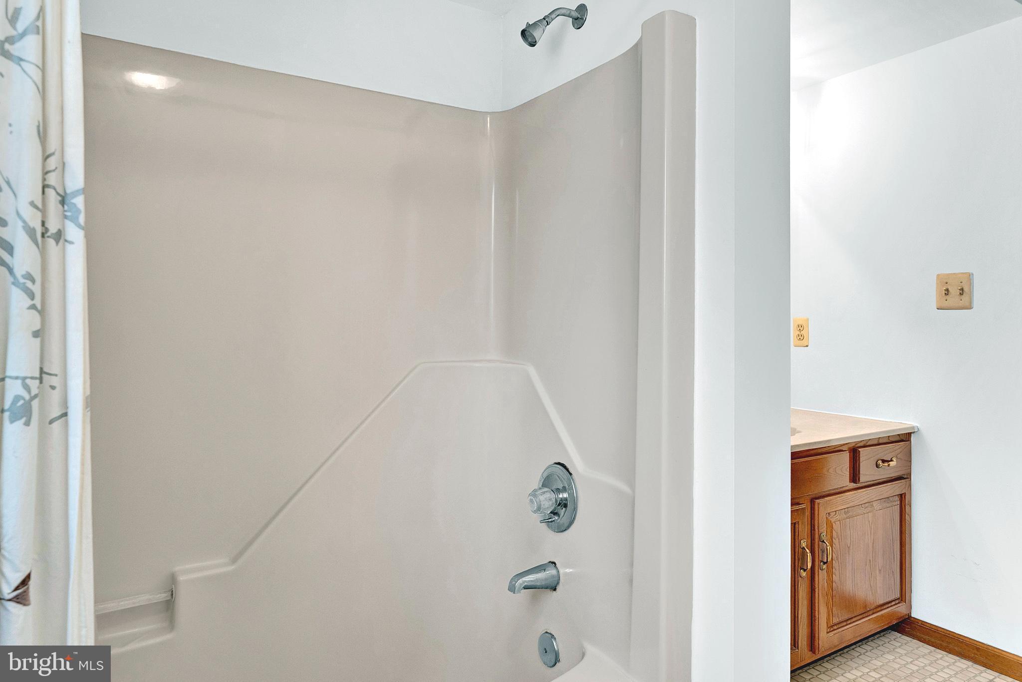 115 Robin Drive Hamilton, NJ 08619 - Photo 37 of 56 Hall bathroom tub