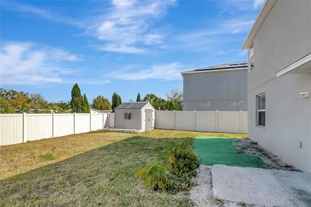 a view of a backyard