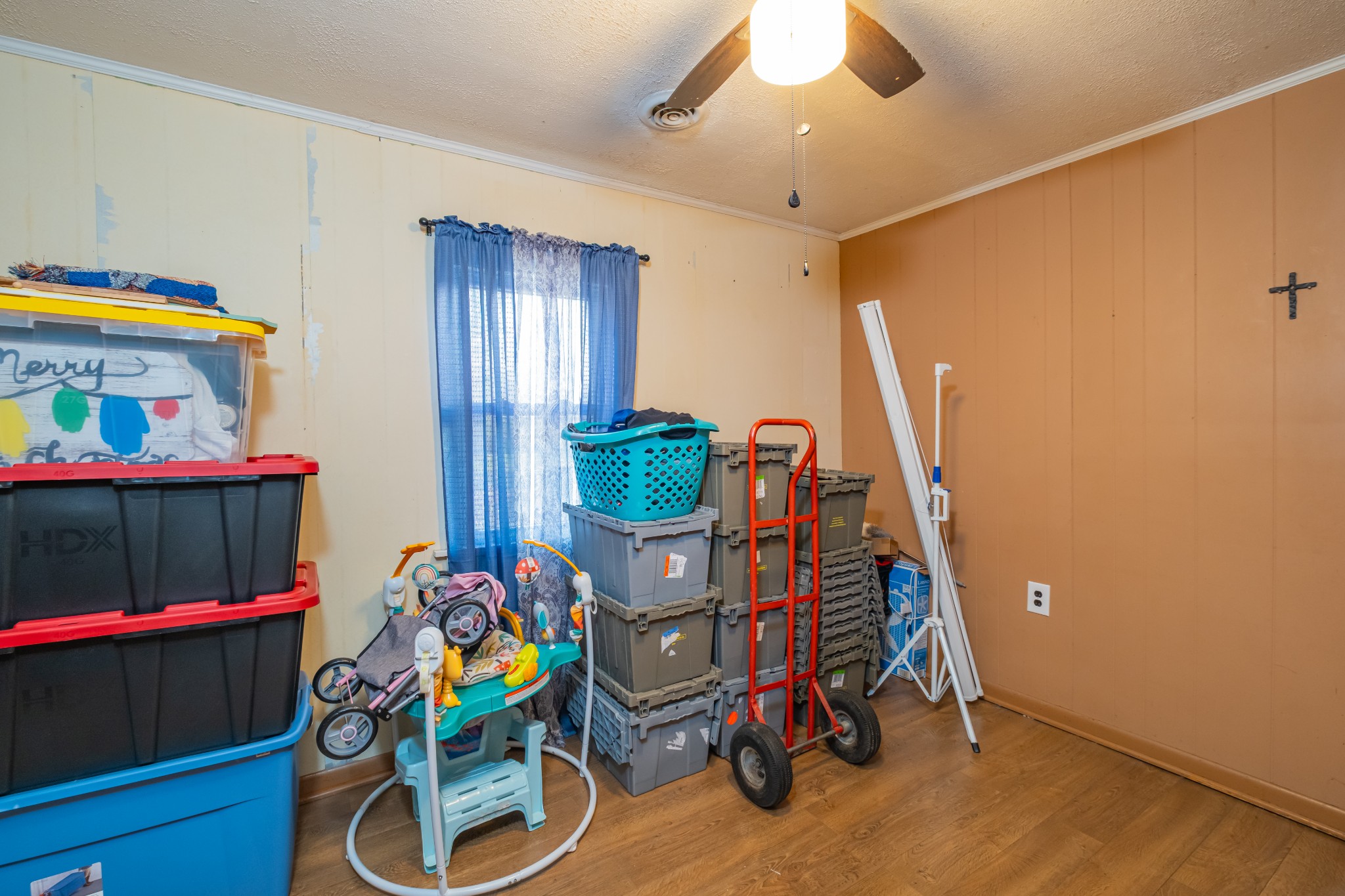 3324 Fredonia Road Manchester, TN 37355 - Photo 17 of 42 a bedroom with furniture and a lamp