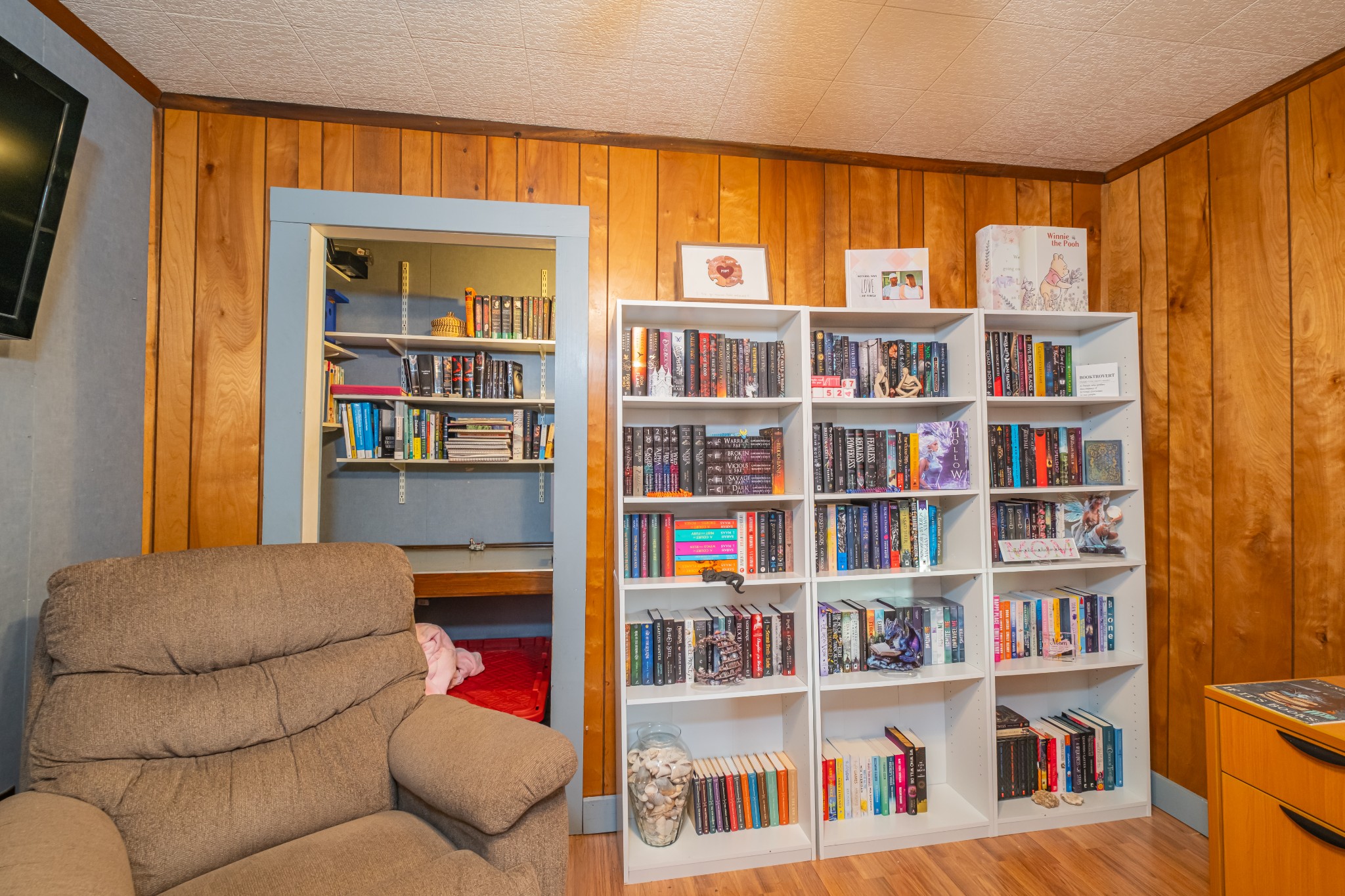 3324 Fredonia Road Manchester, TN 37355 - Photo 25 of 42 a living room with fish tank and a bookshelf