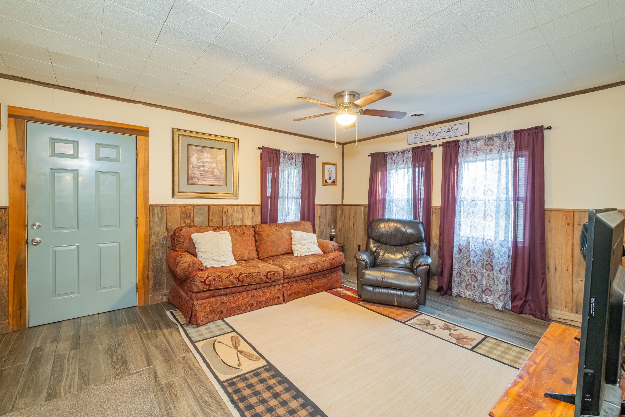 3324 Fredonia Road Manchester, TN 37355 - Photo 37 of 42 a living room with furniture and a flat screen tv