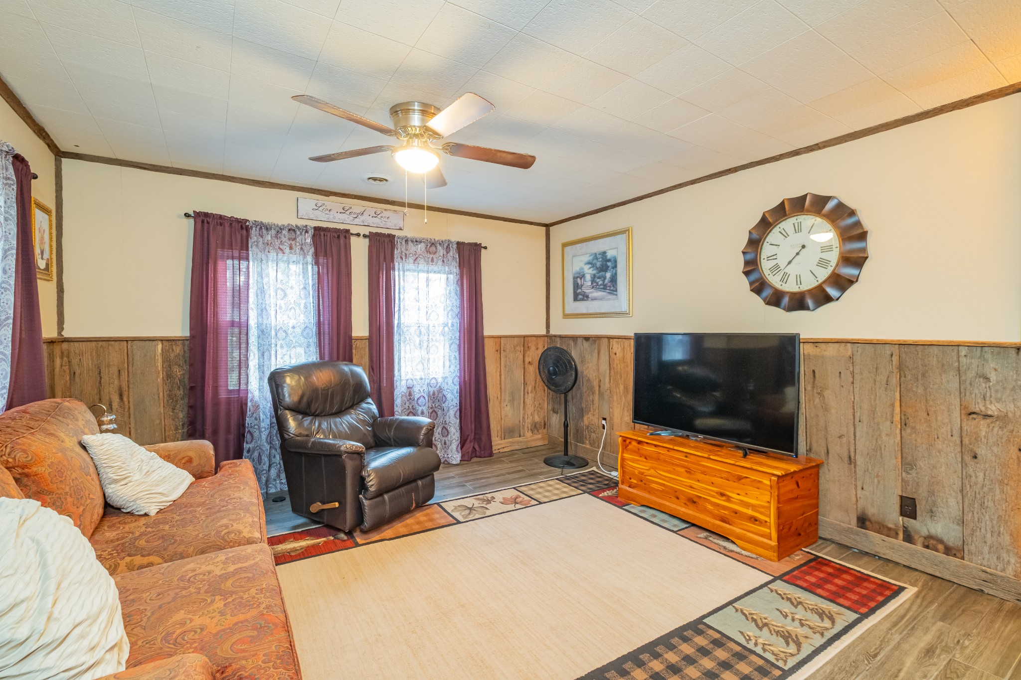 3324 Fredonia Road Manchester, TN 37355 - Photo 38 of 42 a living room with furniture and a flat screen tv