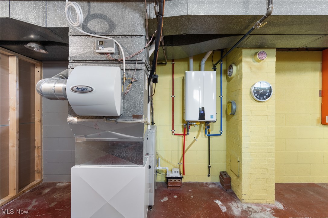 1892 Toepfer Road Akron, OH 44312 - Photo 28 of 34 Utilities with water heater