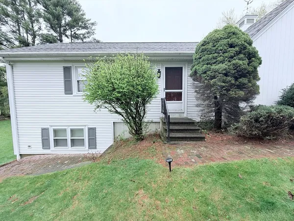 $2,500 | 55 Warren Street, Unit 1, Taunton, MA 02780