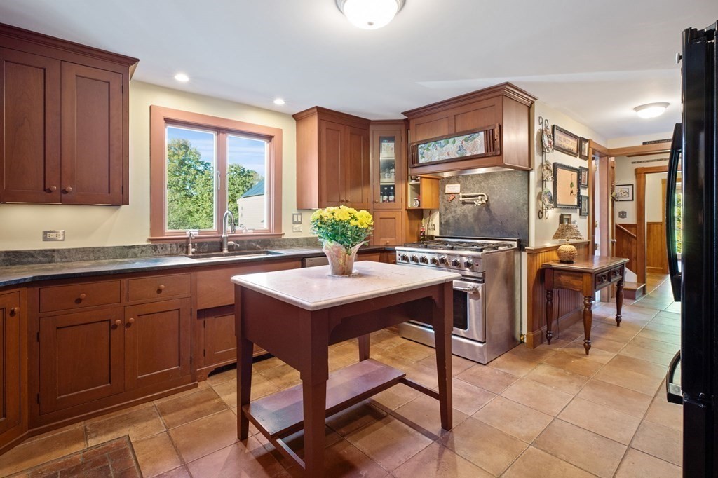 566 Bay Road Duxbury, MA 02332 - Photo 8 of 39 Gallery Image 8