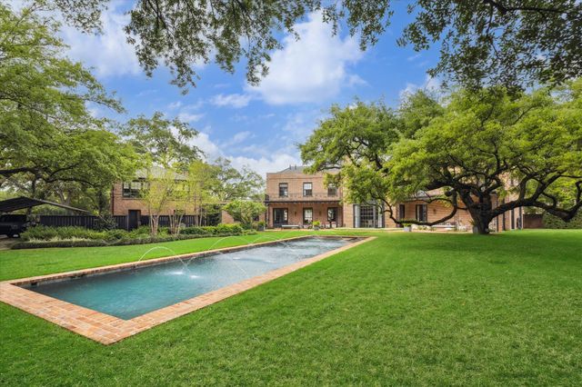 a view of a big yard with palm trees