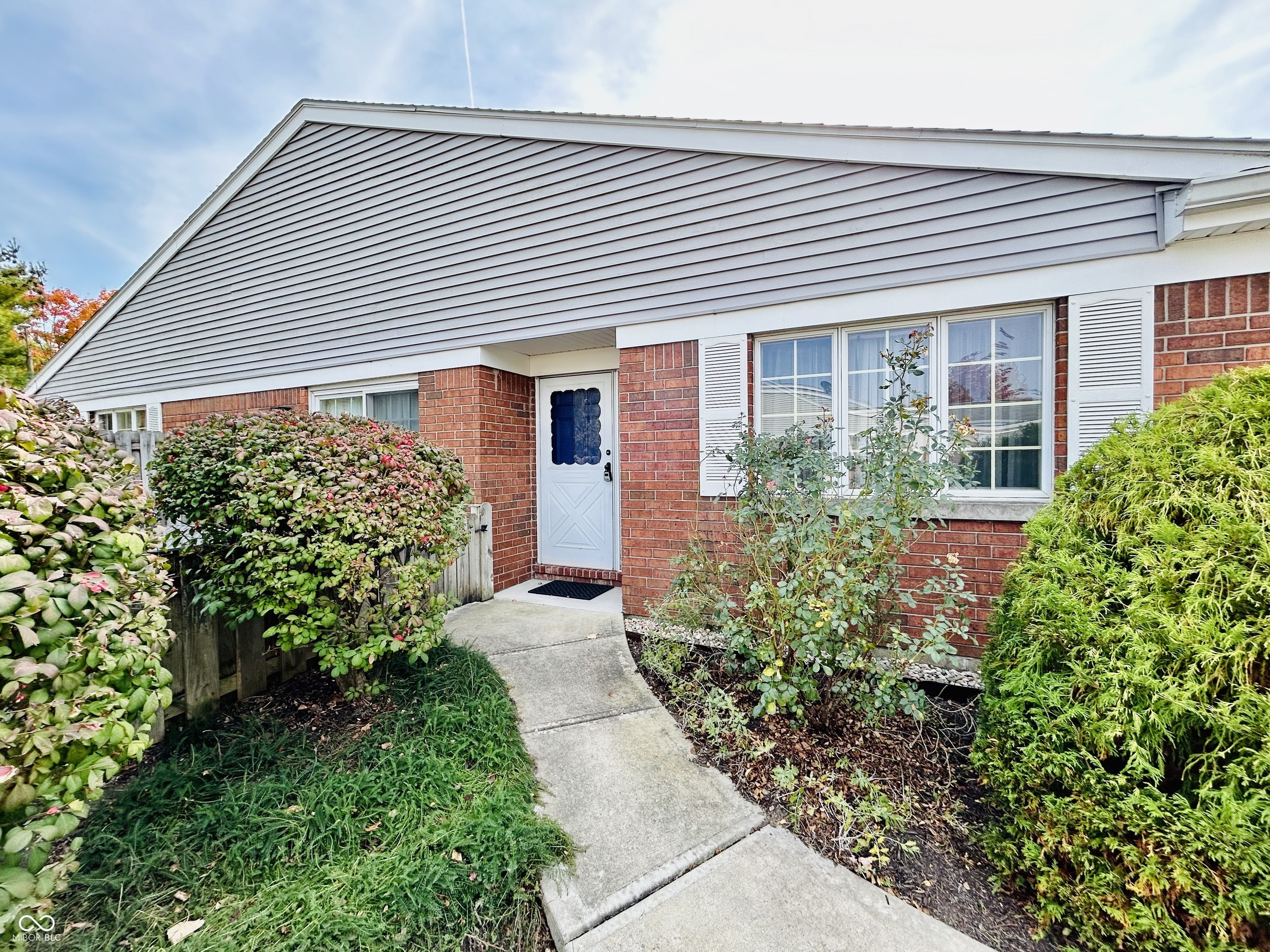 5491 Vin Rose Lane Lawrence, IN 46226 - Photo 2 of 34