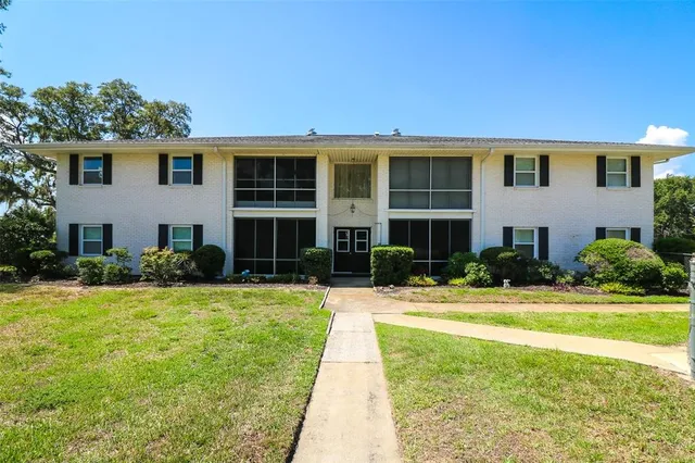a view of a house with backyard and plants