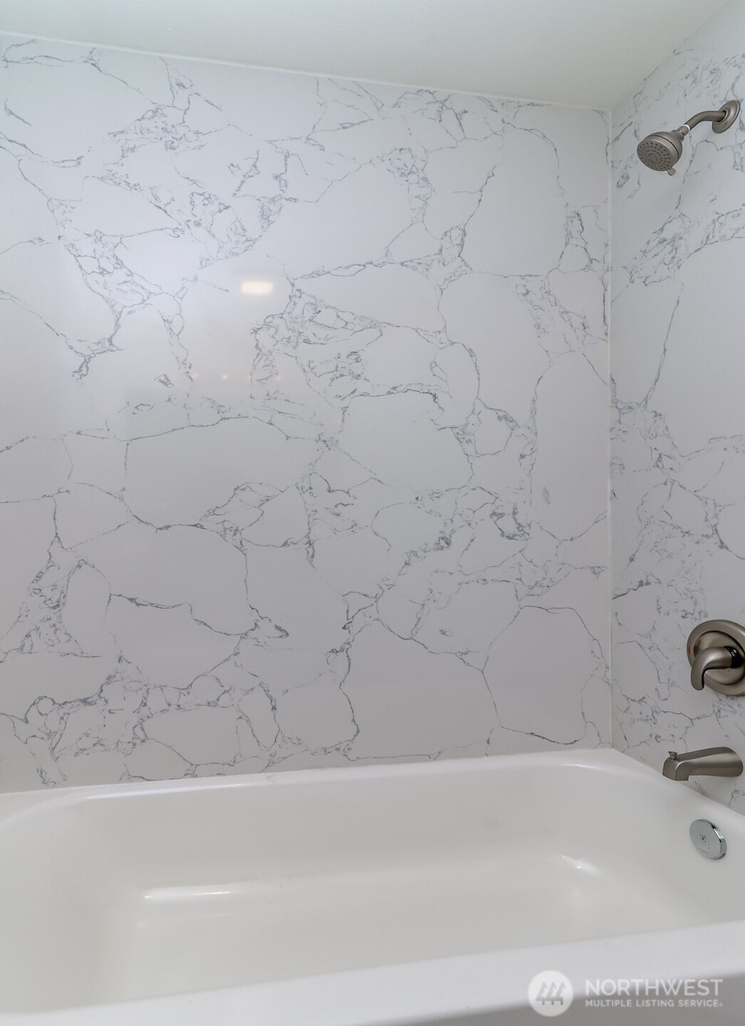 2727 South 357th Place Federal Way, WA 98003 - Photo 18 of 24 a bathroom with bathtub
