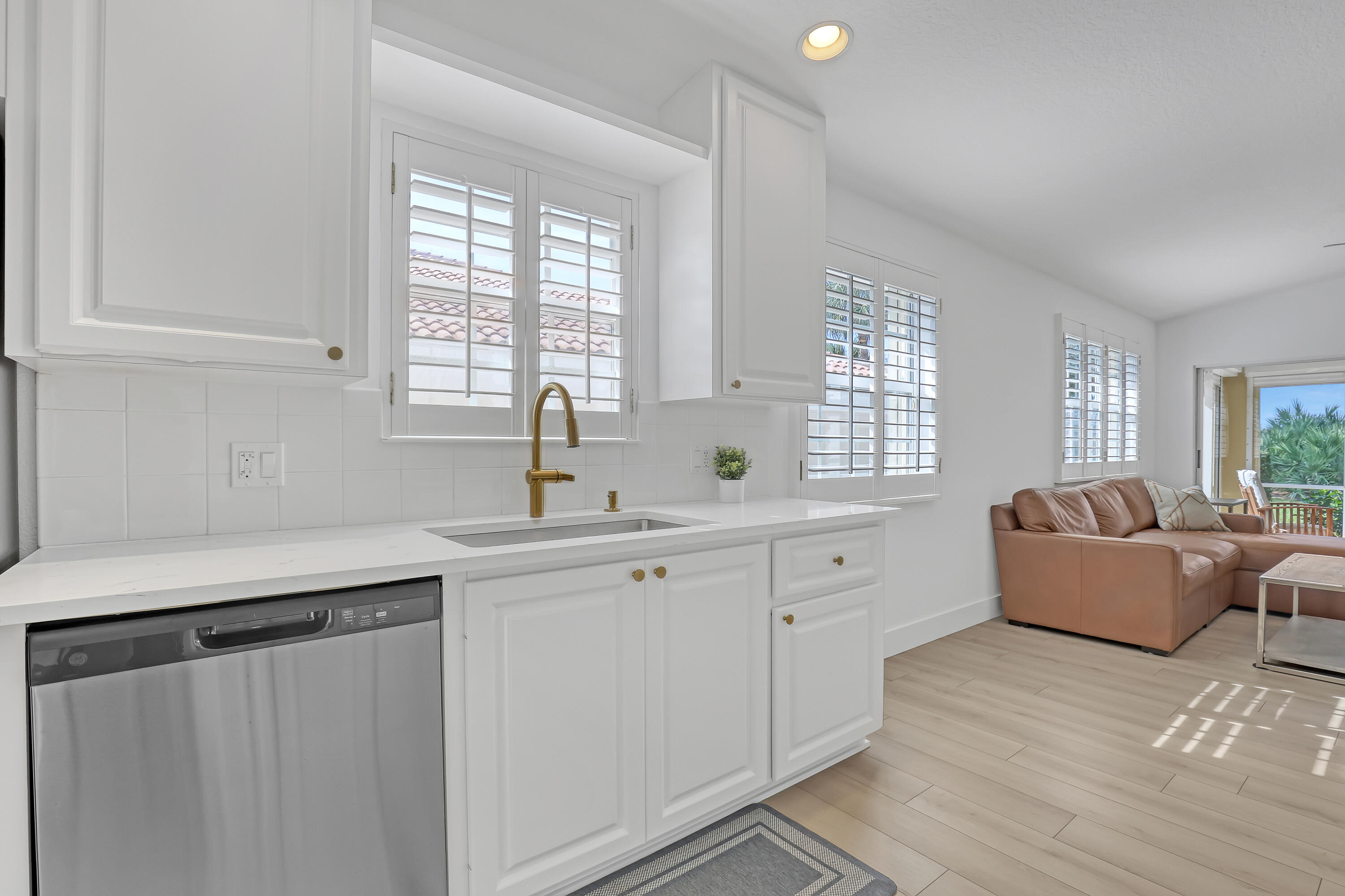 907 Southwest Balmoral Trace Stuart, FL 34997 - Photo 14 of 46 Kitchen to living room