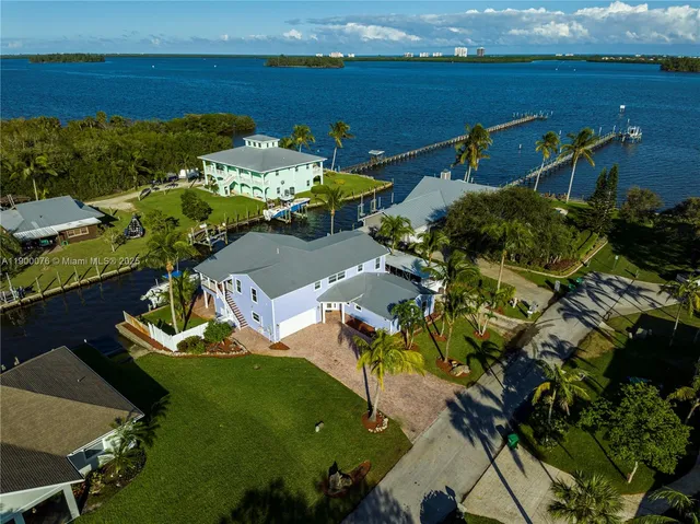 a view of an outdoor sitting area with furniture and garden