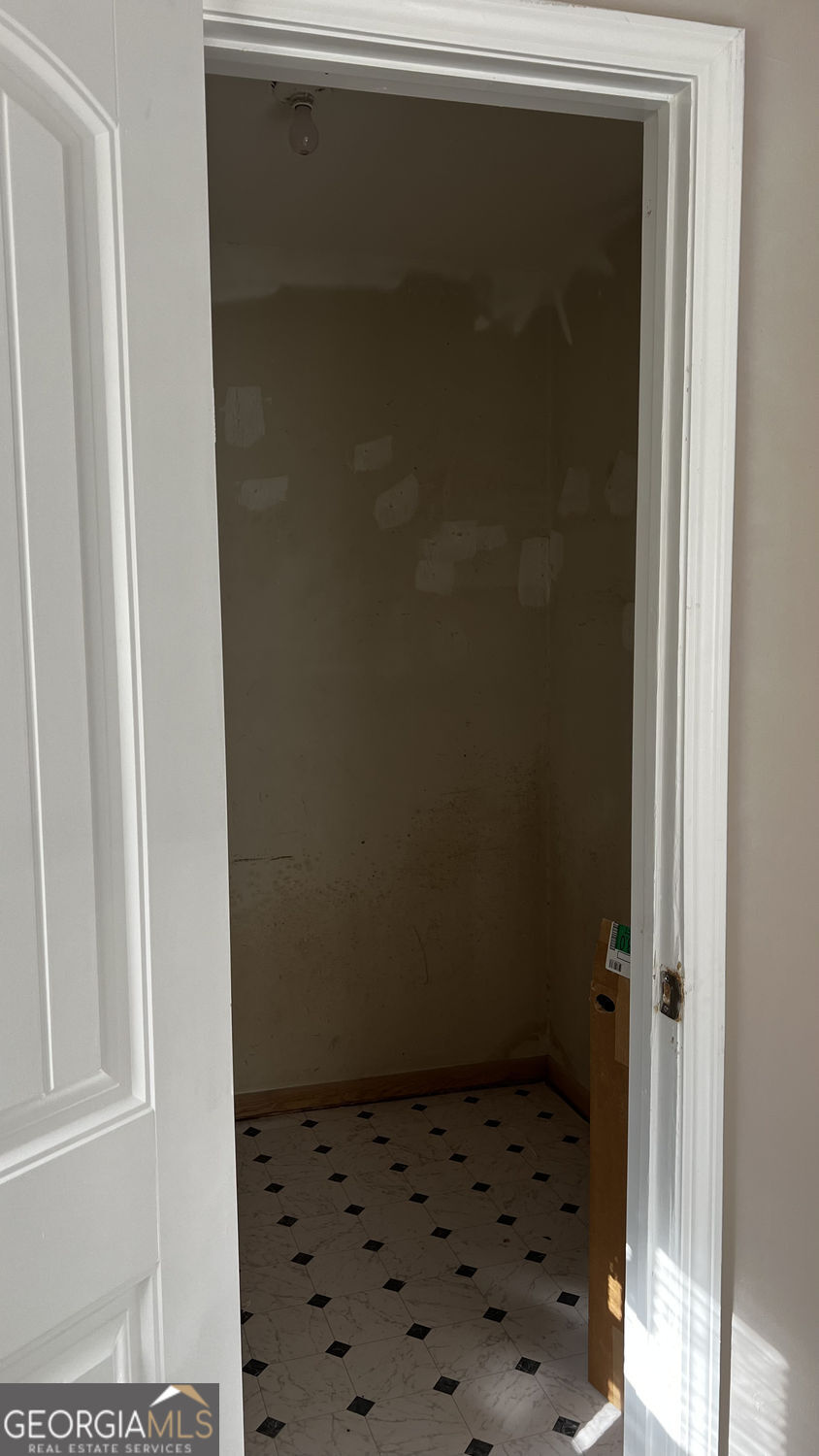 156 East Geer Street Colquitt, GA 39837 - Photo 18 of 19 a bathroom with a window