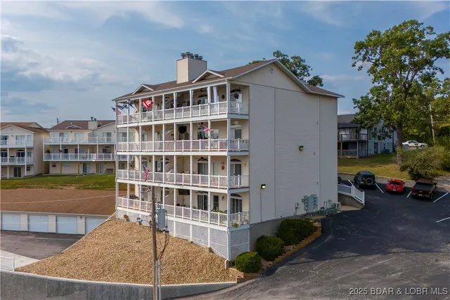 $199,000 | 49 Aqua Finn Drive, Unit 3A, Lake Ozark, MO 65049