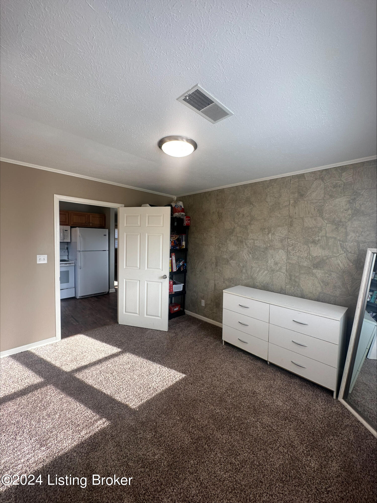6816 Barfield Road Louisville, KY 40258 - Photo 20 of 26 6816 barfield room 4 1