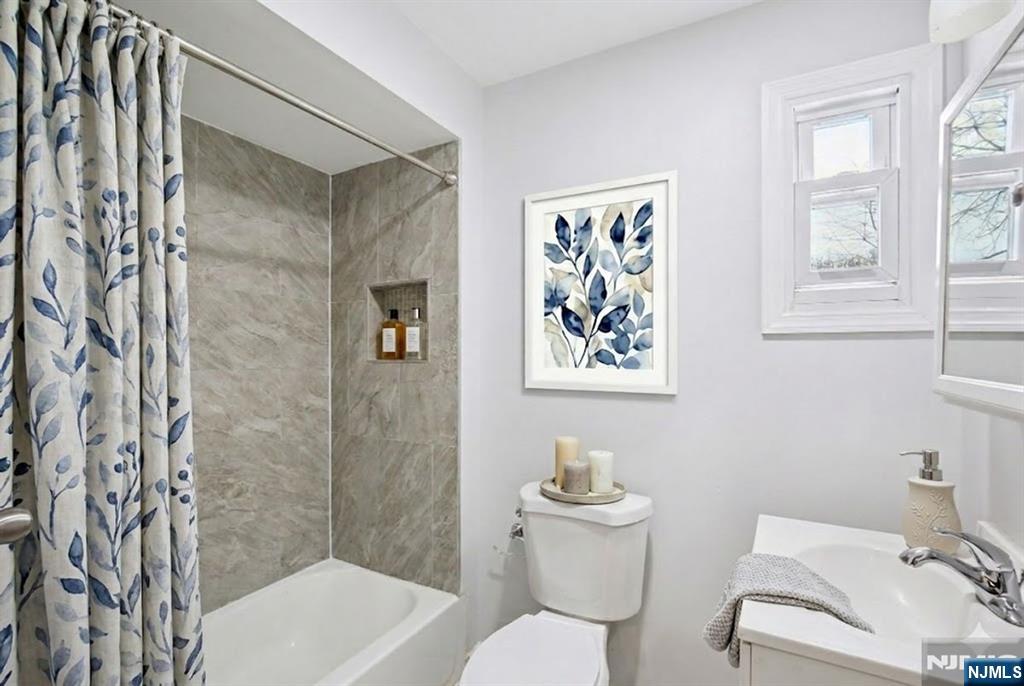 750 South 17th Street Newark, NJ 07103 - Photo 13 of 25 a bathroom with a toilet a sink and a shower