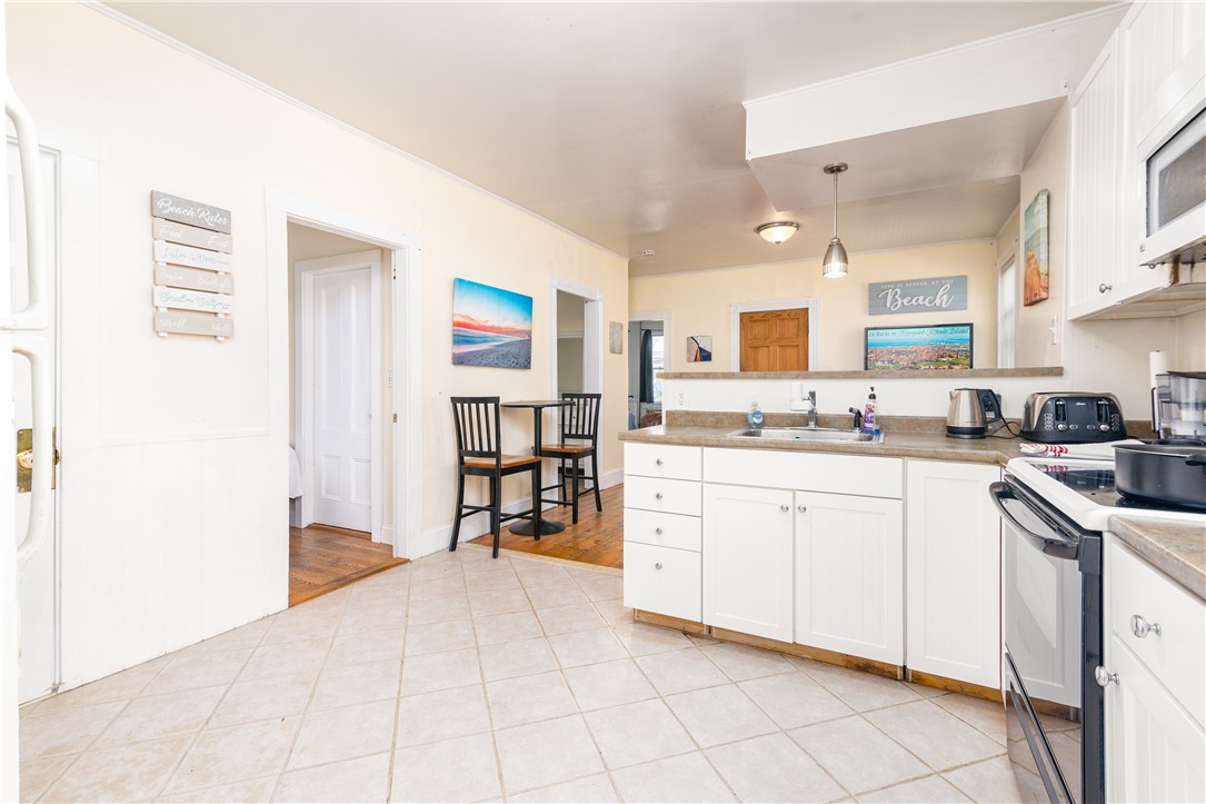 9 Ann Street Newport, RI 02840 - Photo 12 of 26 Unit 2 Spacious, bright kitchen