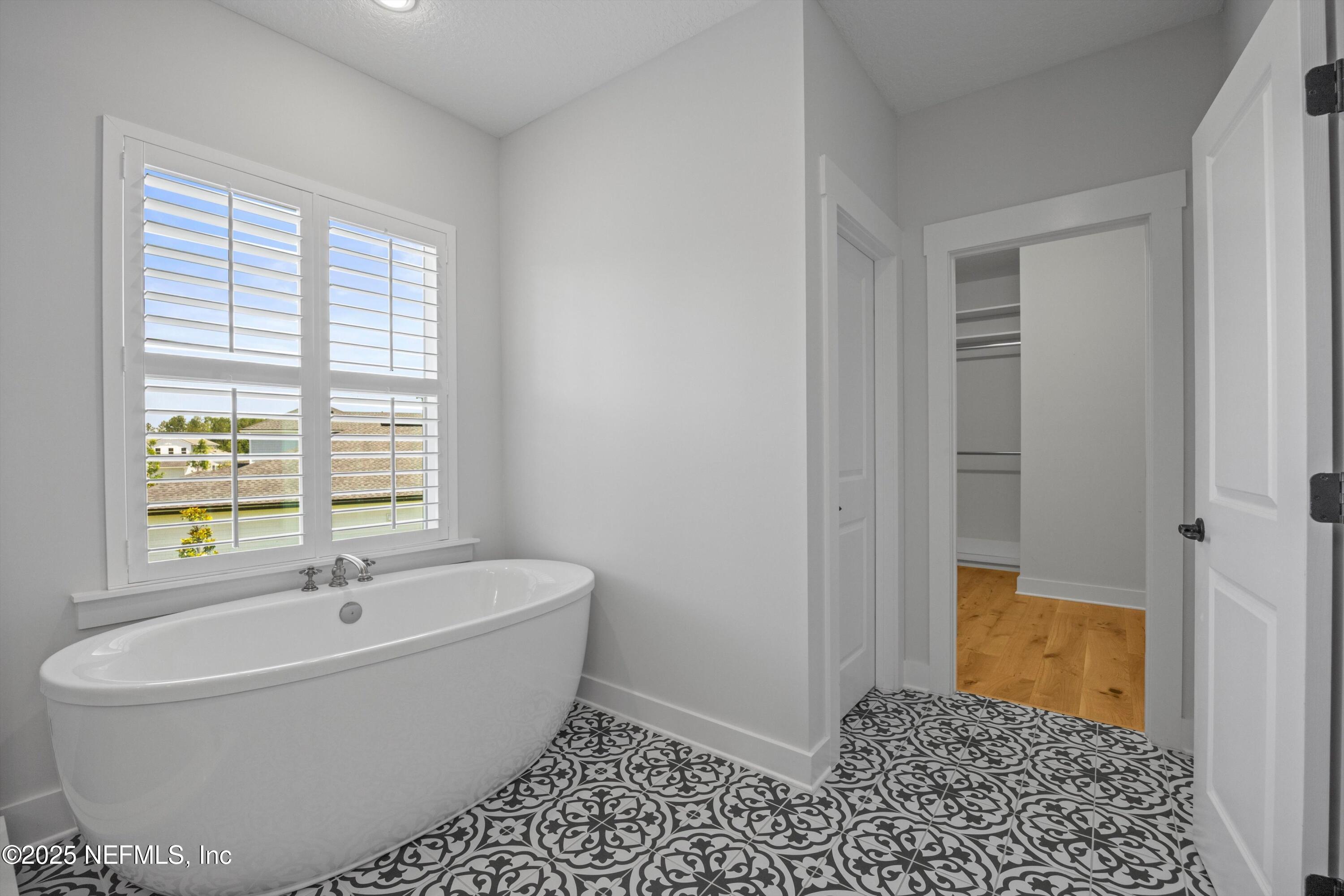 86 Sunset Ridge Court St. Johns, FL 32259 - Photo 33 of 66 a bathroom with a bathtub and window