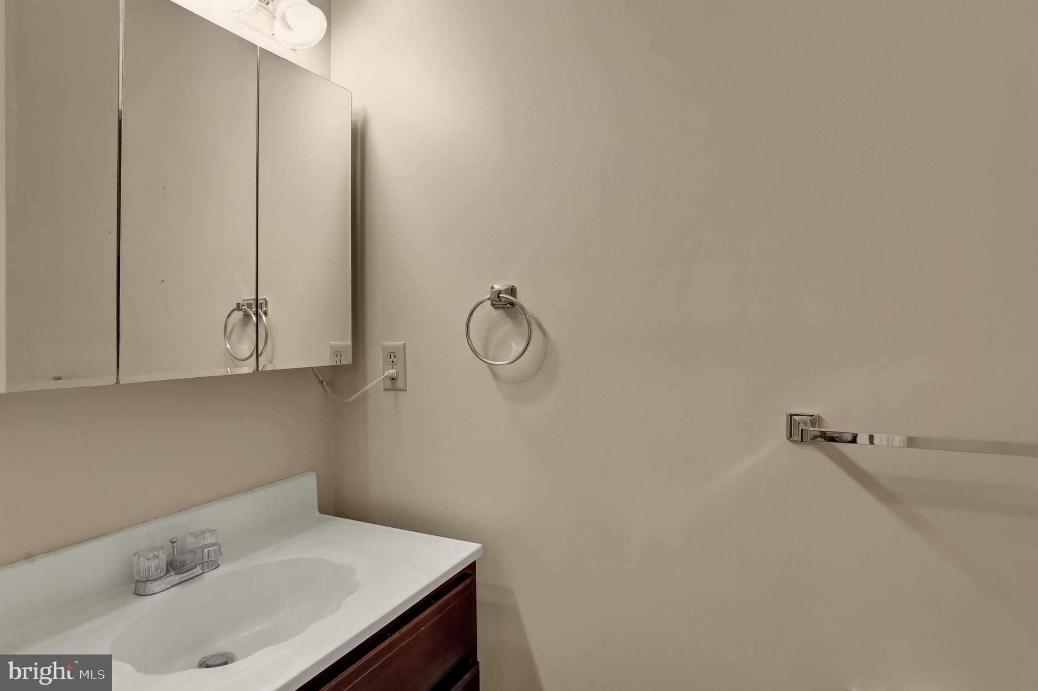27 Charlemont Court Reading, PA 19607 - Photo 24 of 27 1st Floor Powder Room
