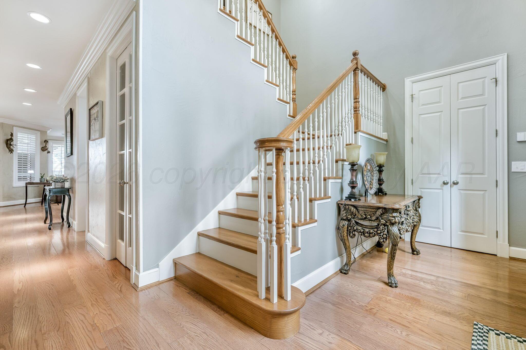 7619 Countryside Drive Amarillo, TX 79119 - Photo 6 of 41 entry stairwell