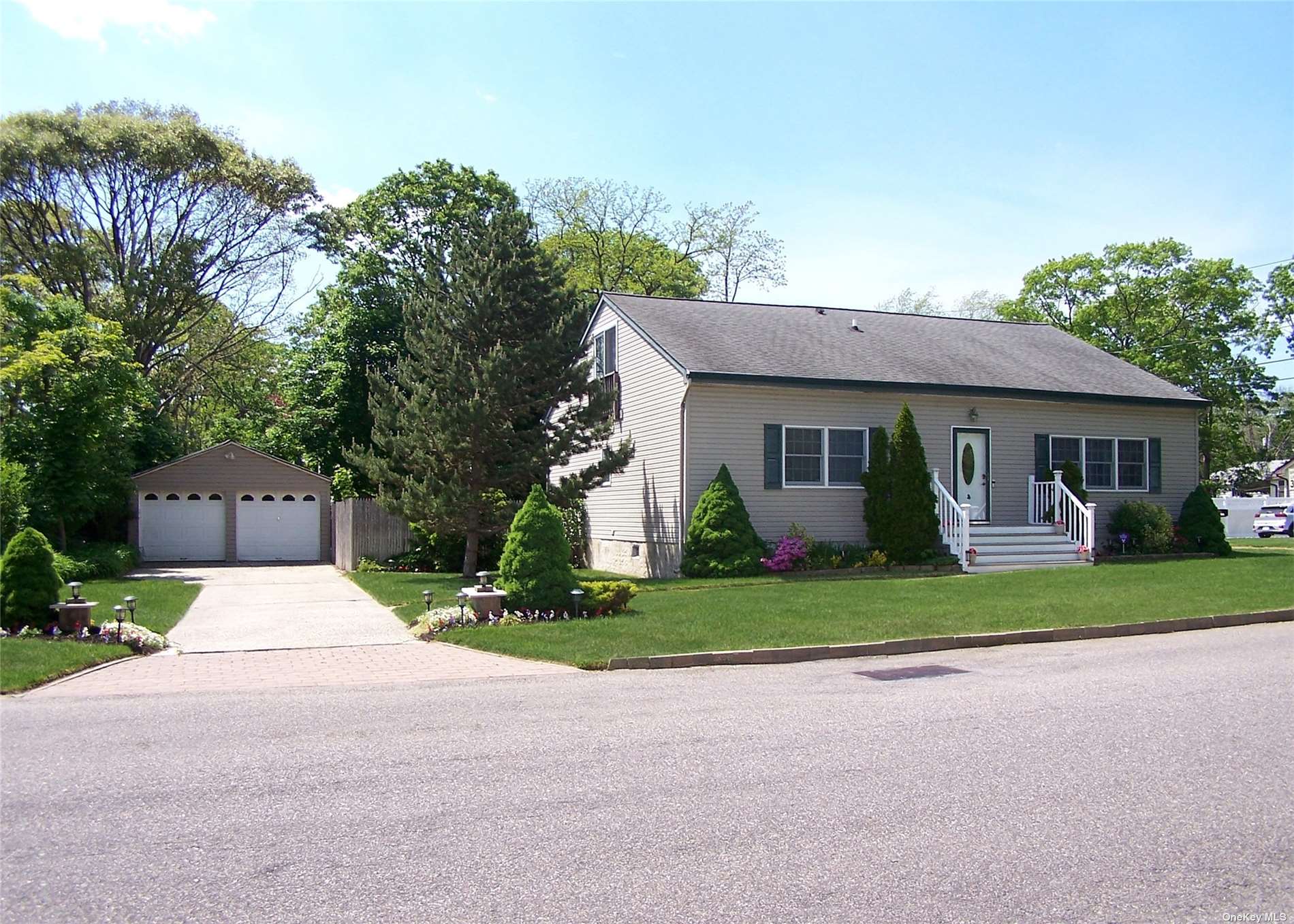 1498 Grundy Avenue, Holbrook, NY 11741 Compass