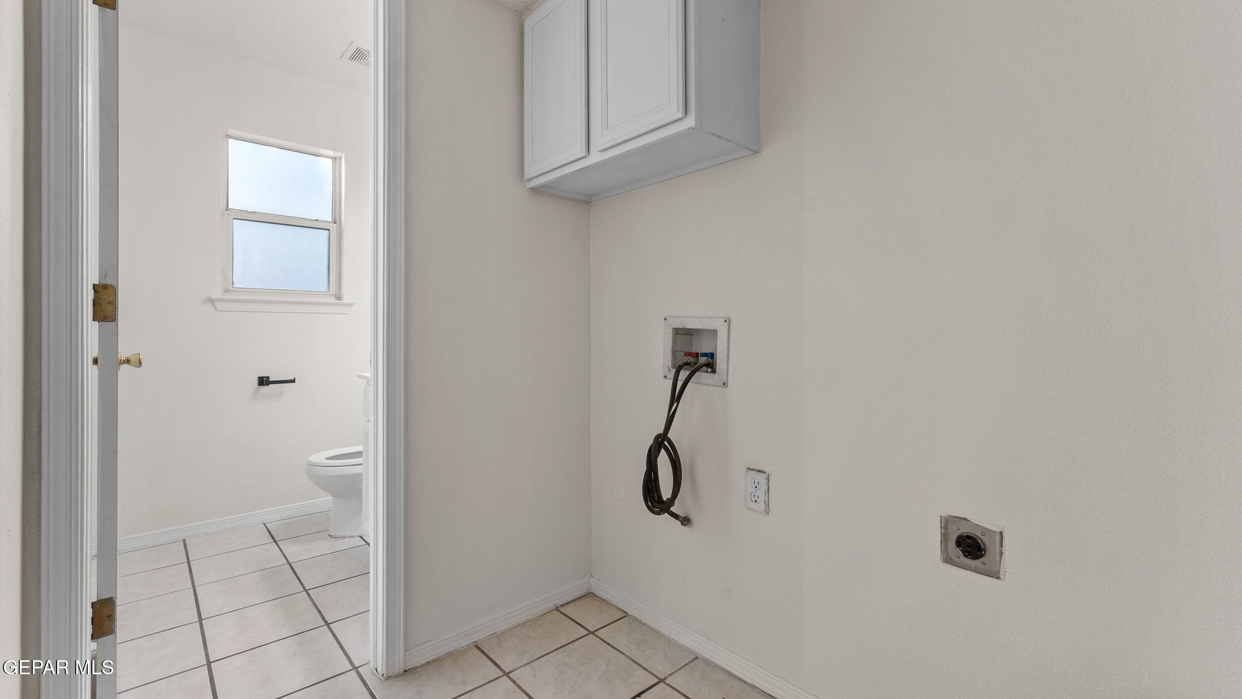 1729 St Mark Avenue El Paso, TX 79936 - Photo 14 of 31 a bathroom with a shower