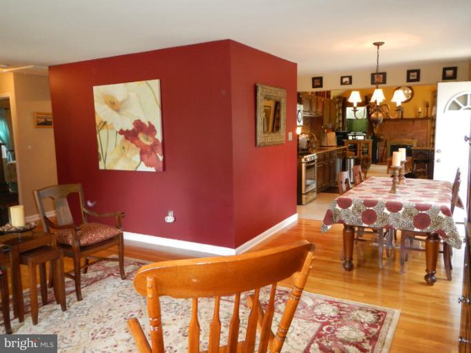 6407 Ronson Court Alexandria, VA 22310 - Photo 11 of 30 Living Room
