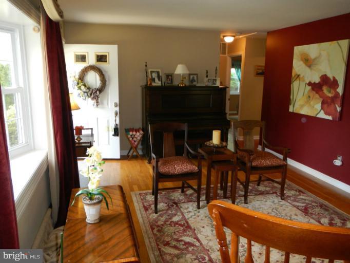 6407 Ronson Court Alexandria, VA 22310 - Photo 23 of 30 Living Room