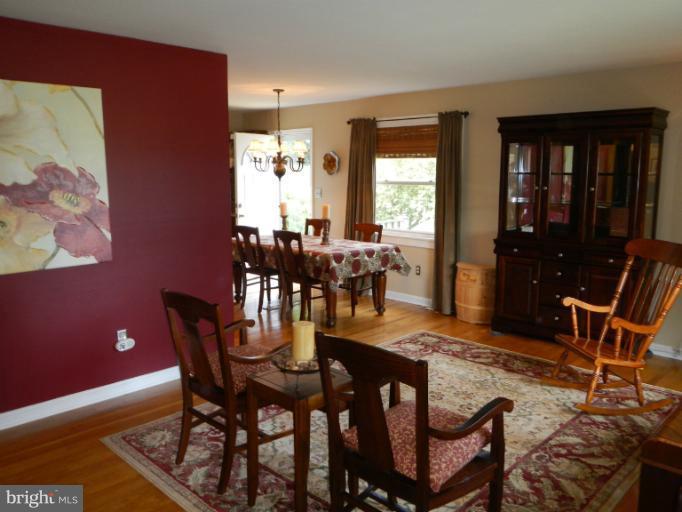 6407 Ronson Court Alexandria, VA 22310 - Photo 4 of 30 Living Room