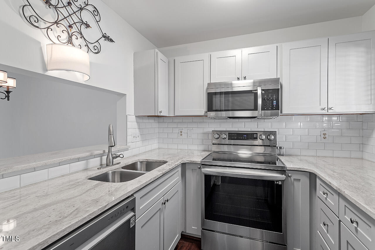 1000 Brighthurst Drive, Unit 302 Raleigh, NC 27605 - Photo 4 of 35 1000 Brighthurst Unit 302