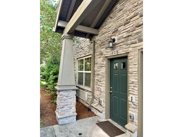 $244,900 | 608 Northeast Roydon Lane, Hillsboro, OR 97006