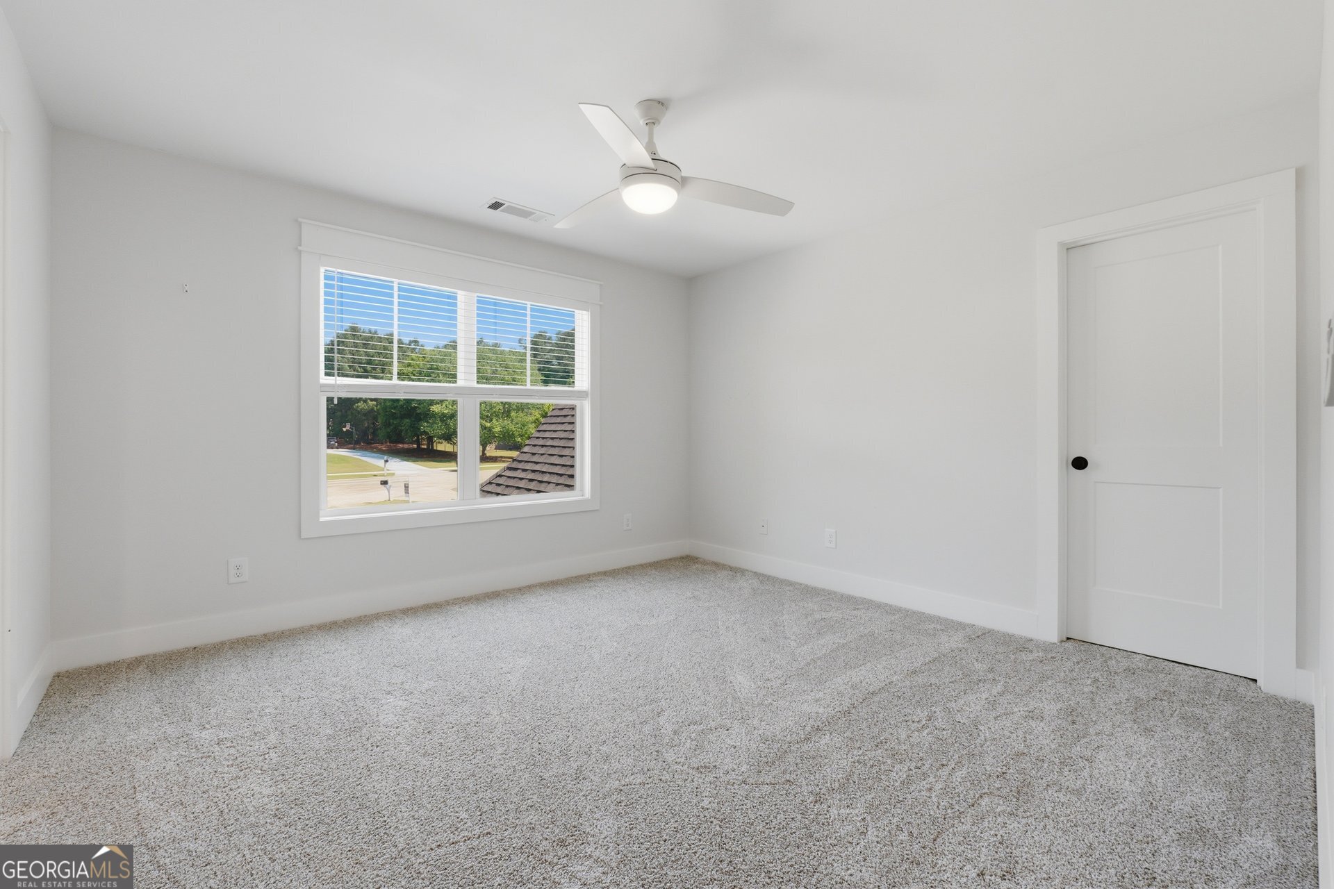 113 Kenmare Row Tyrone, GA 30290 - Photo 38 of 61 an empty room with windows and closet