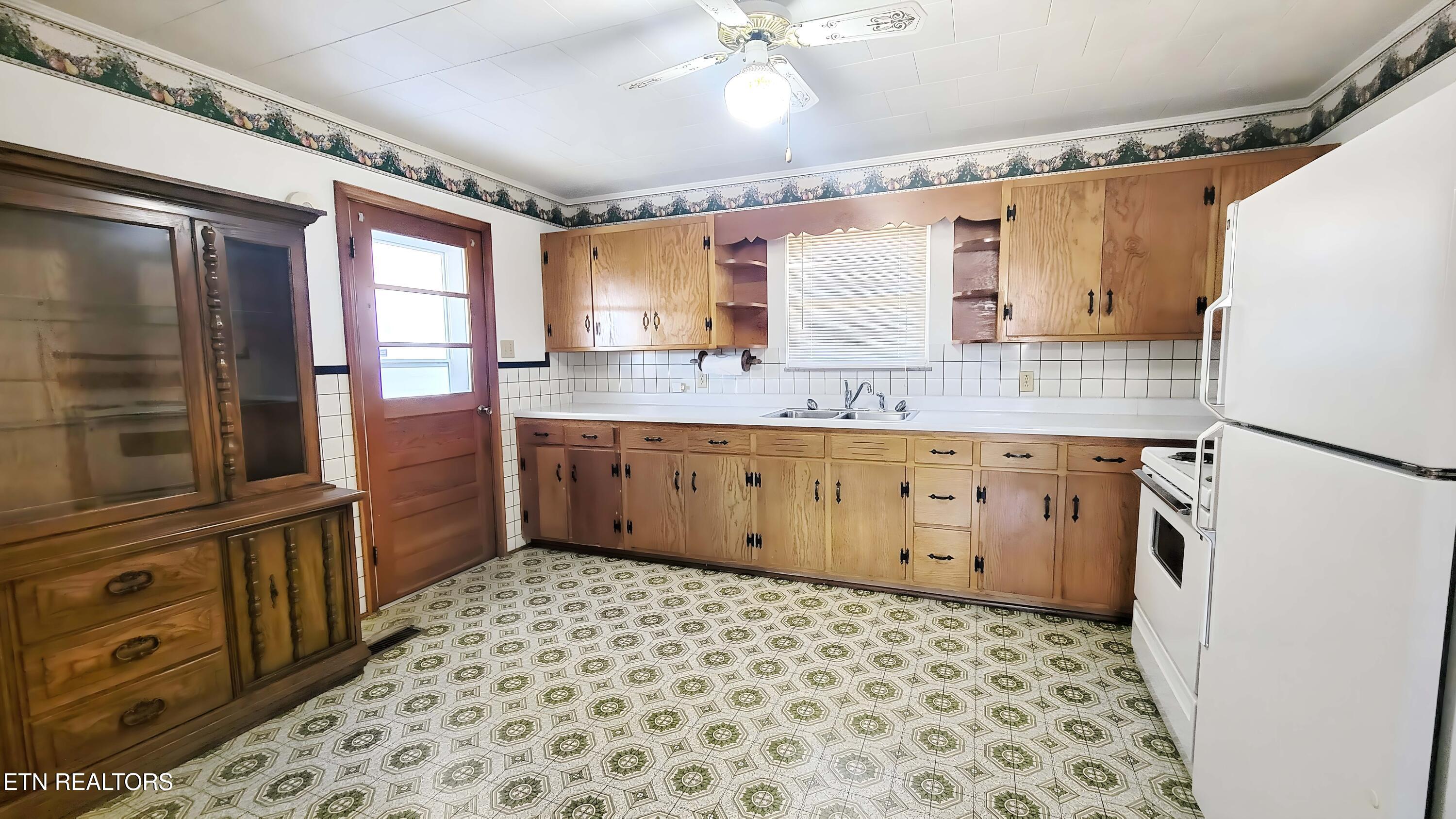 1585 Hill Road Newport, TN 37821 - Photo 18 of 24 KITCHEN II